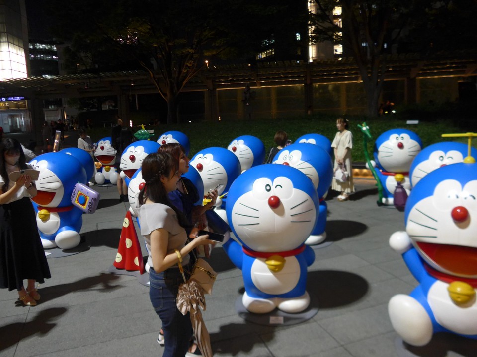 夜になっても66プラザには沢山の人々が訪れ撮影をしていました