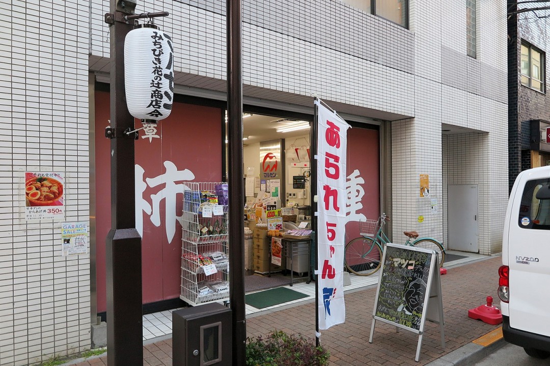 店内正面に車があったので、こんな写真しか撮れませんでしたが…