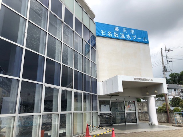 プールの入口で
