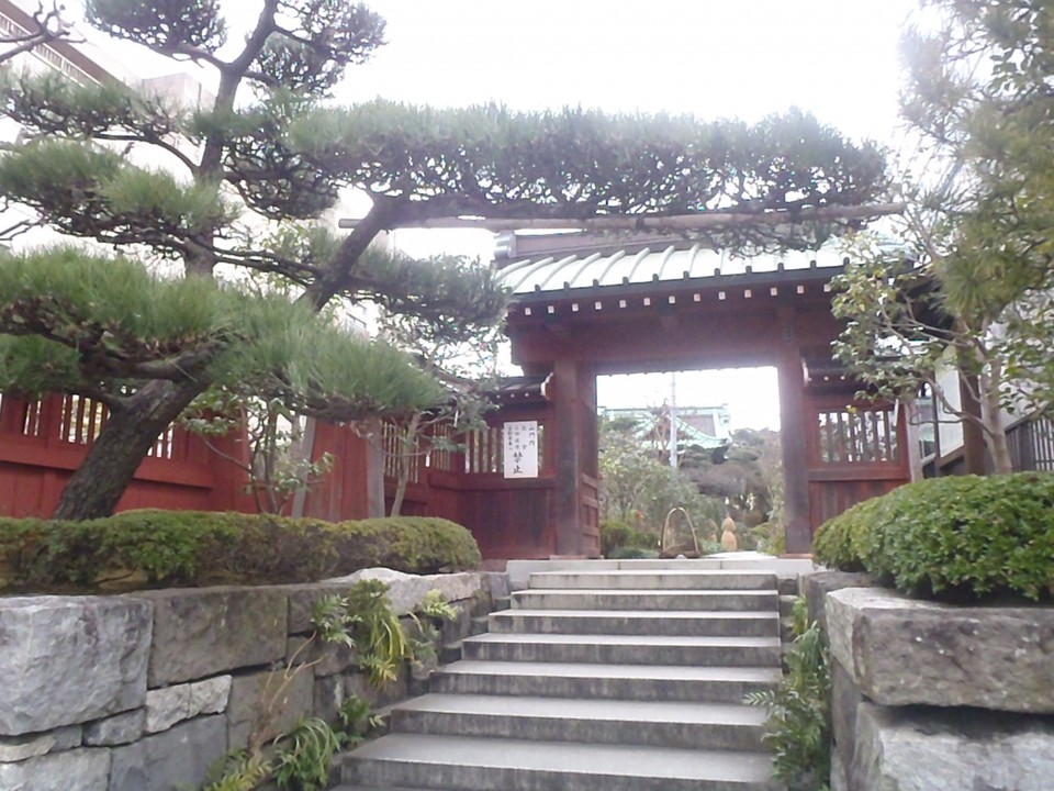 朱色の山門