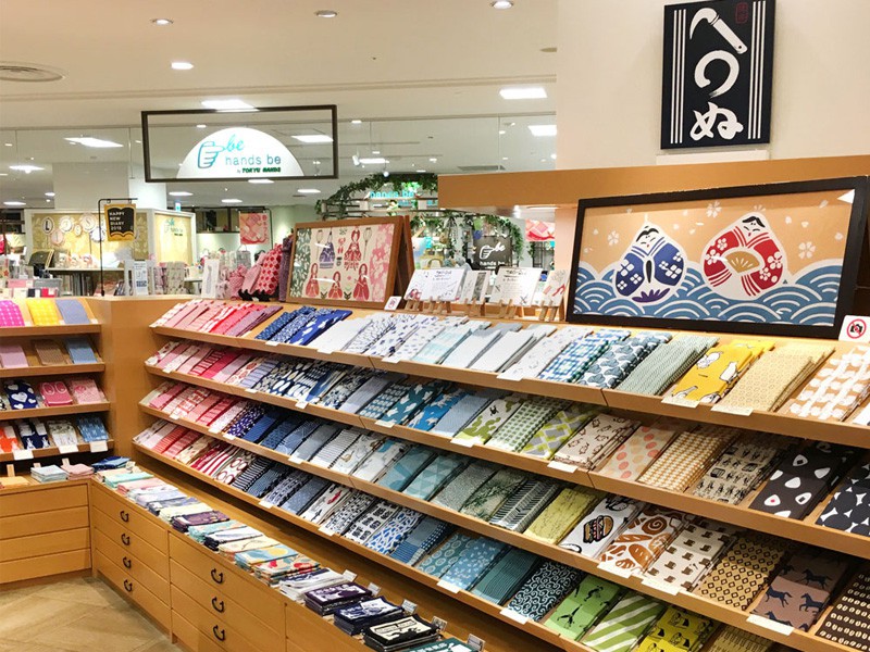 かまわぬ立川店にさまざまな手ぬぐいが並んでいる