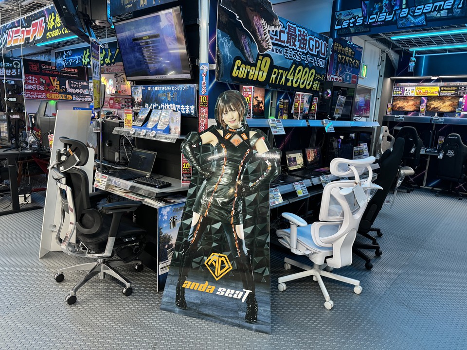 ビックカメラ新宿西口店のゲーミングチェア売場