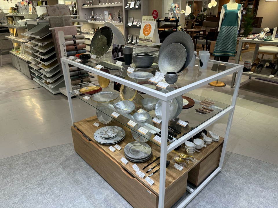 新宿高島屋 和洋食器売り場　棚に平皿やボウルなどの食器が並んでいる