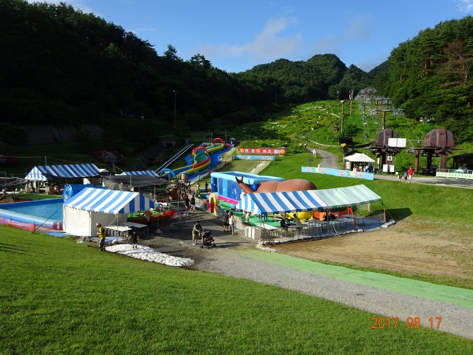 スキー場のゲレンデが、夏場は長いスライダーなどの施設になる。