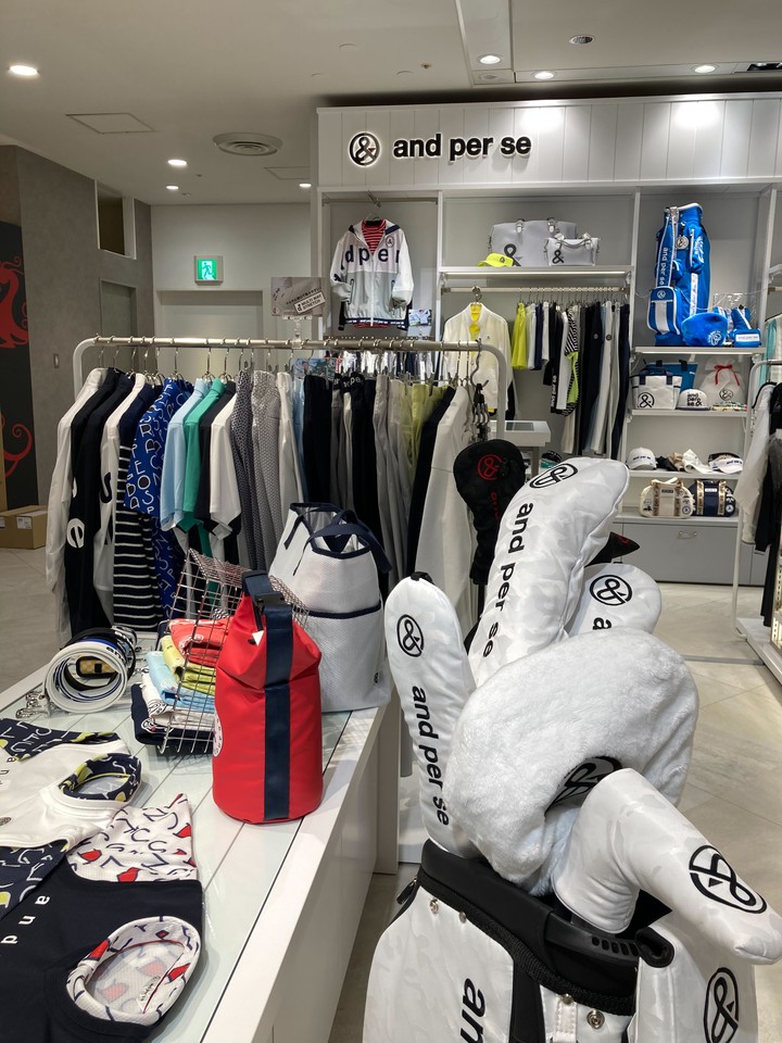 アンパスィの店内、ゴルフウェアとマッチングするカラフルなゴルフバッグが並んだ中央のディスプレイテーブル。