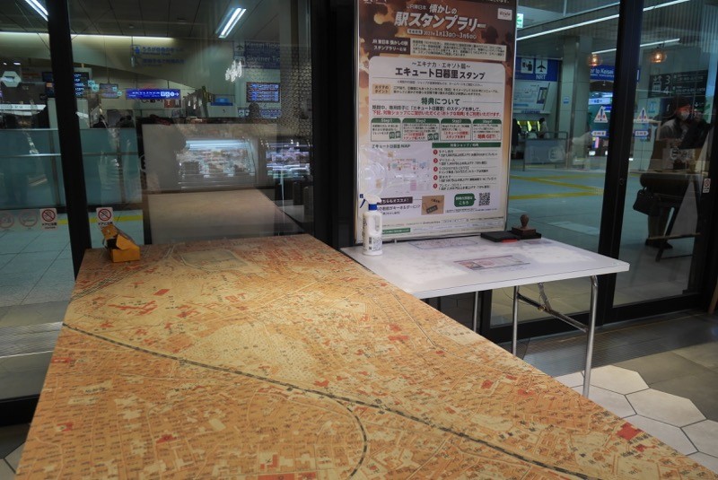 旧地図のテーブル。
