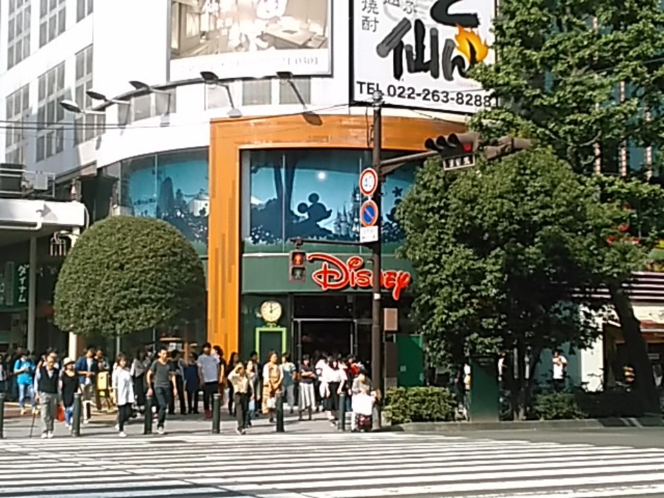 一番町と広瀬通りの交差点角にあります。