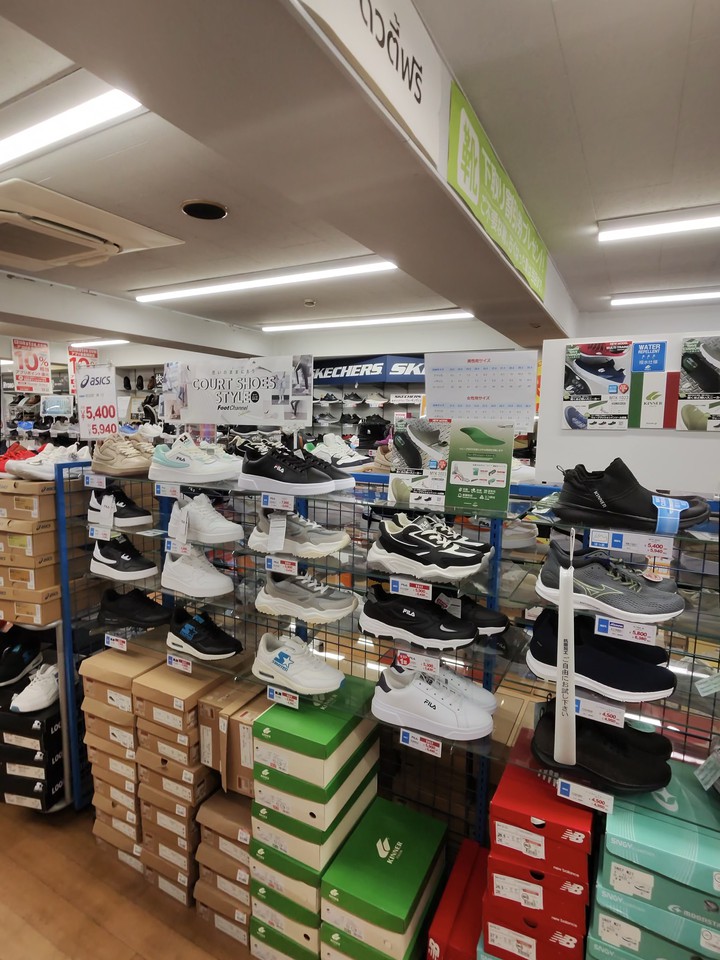 東京靴流通センターの店内の靴