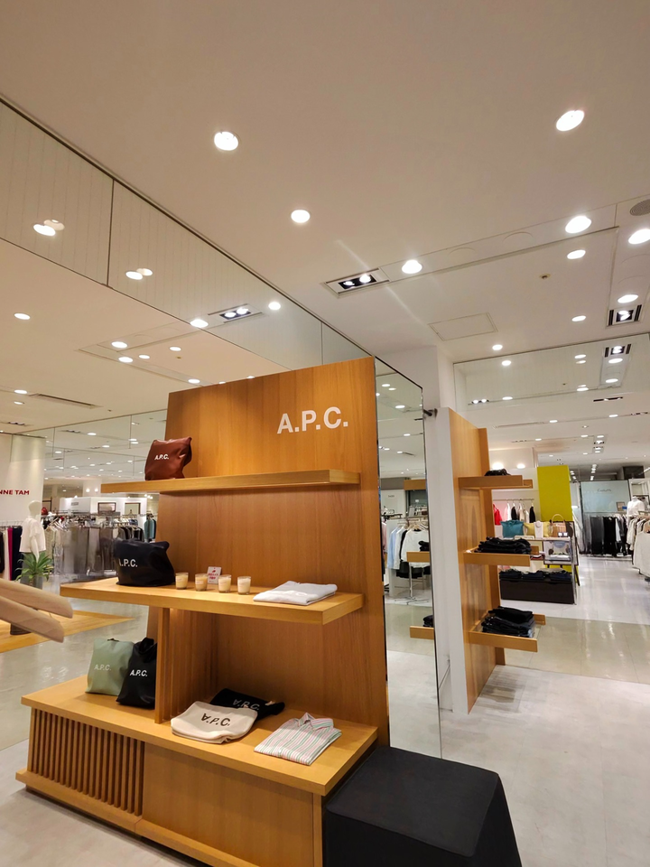 シンプルなデザインのA.P.C.新宿店内と商品陳列