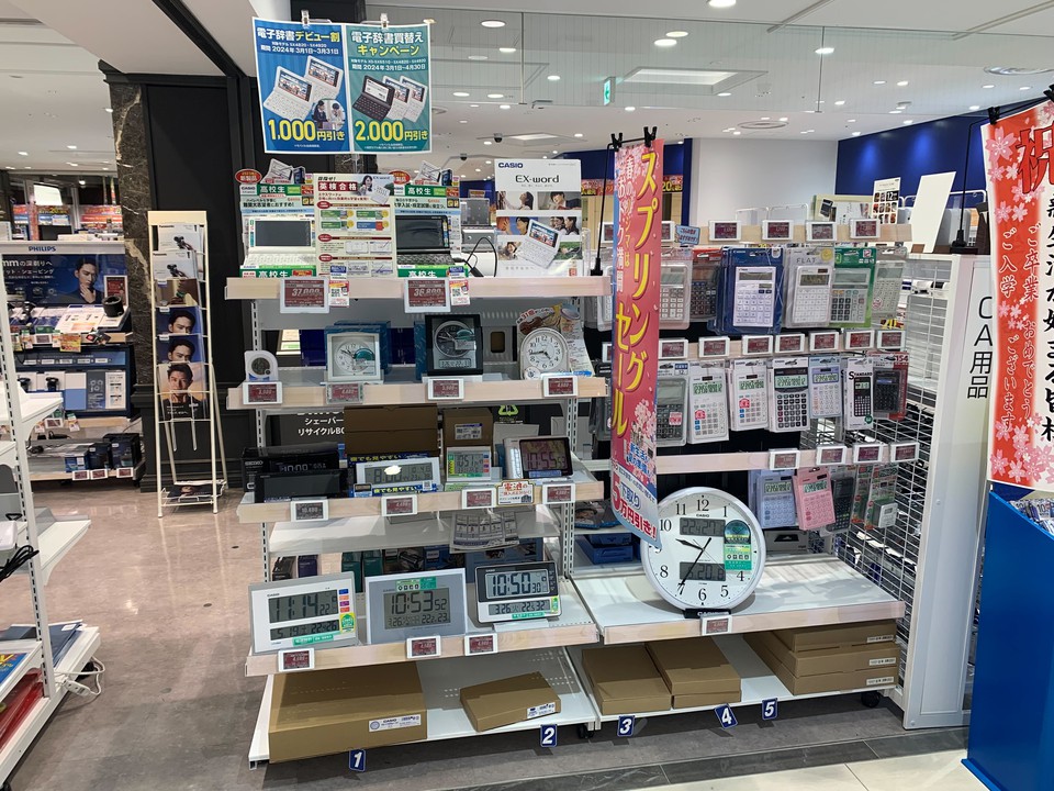 ノジマ新宿タカシマヤタイムズスクエア店の時計、電卓、電子辞書のコーナー