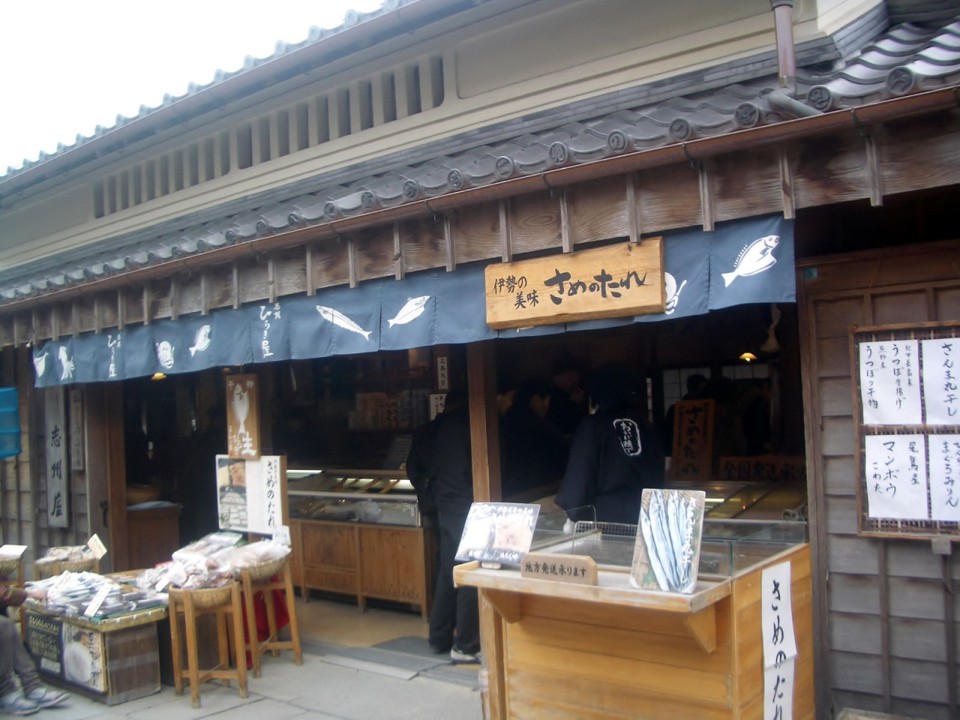 有名な「さめのたれ」も売っていました。