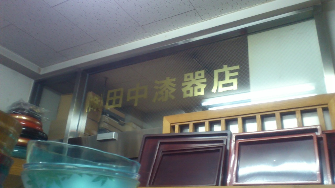 店内途中に自動ドアがあって、さらに奥に行けます。