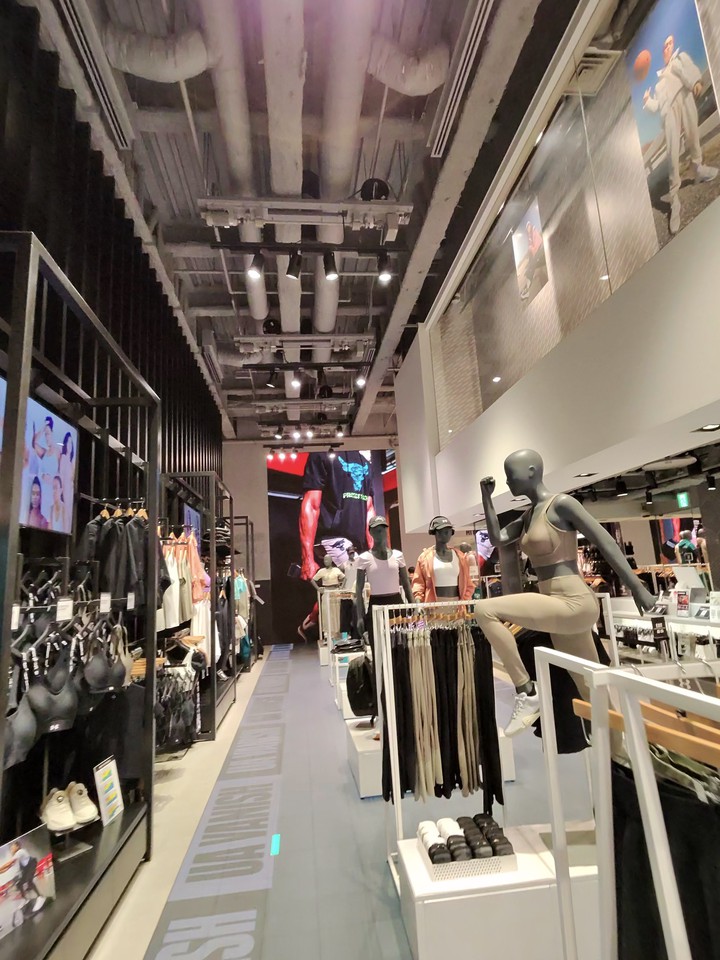 UNDER ARMOUR BRAND HOUSEの店内の様子