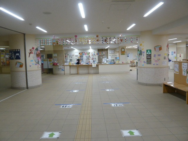 こどもの国の児童館の内部です。広く、明るく清潔な館内です。