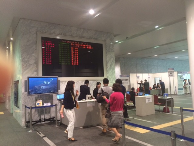 受付　会議などの案内表示あり