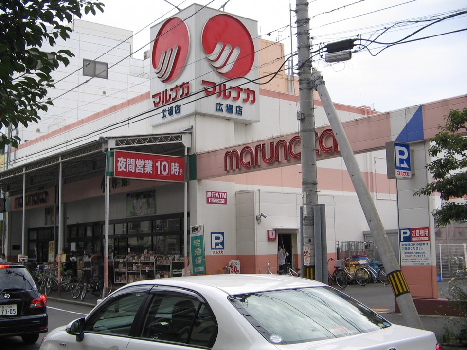 道を挟んだ店頭の感じ