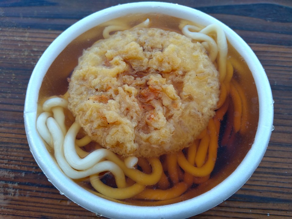 溢れんばかりのスープに浸かった天ぷらうどん