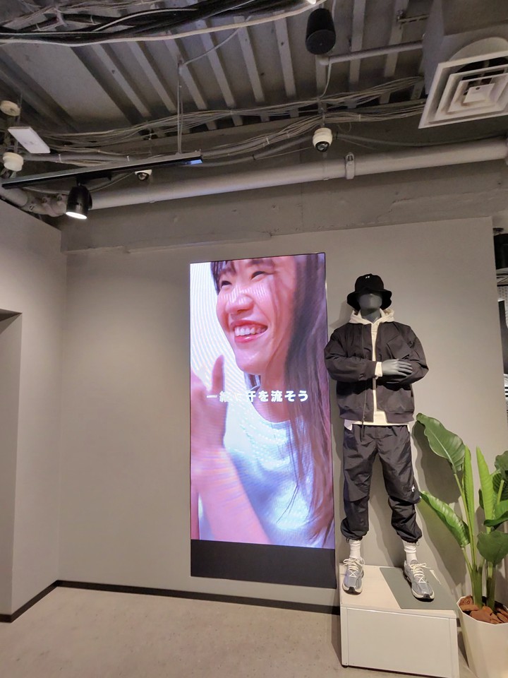 UNDER ARMOUR BRAND HOUSEの店内のディスプレイ