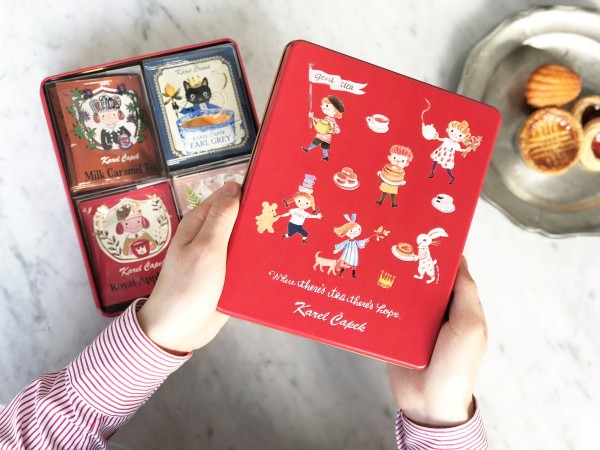 カレルチャペック紅茶店のかわいいクッキー缶の画像。