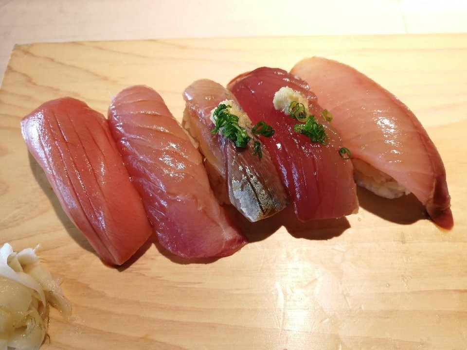 市場で仕入れた鮮魚で、美味しい寿司が食べられる店も。