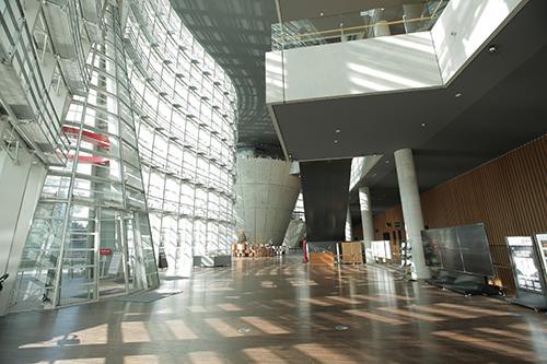 国立新美術館の中からガラスカーテンウォールが見える様子