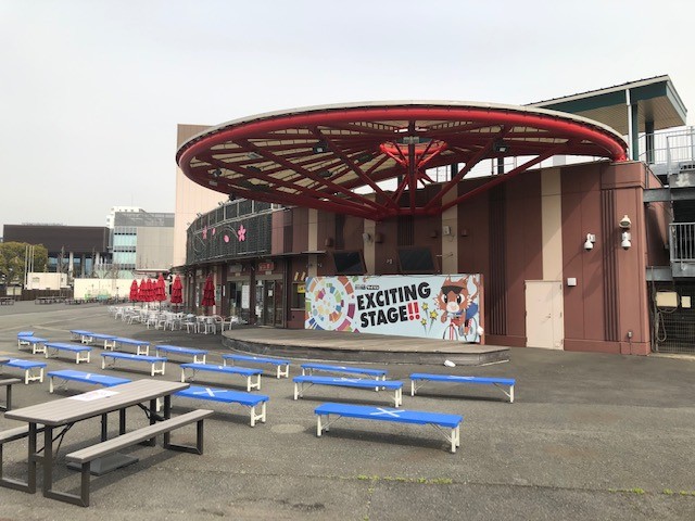 競輪場の外にあるステージ
