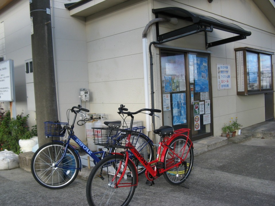 売店外側の入り口とレンタルした自転車