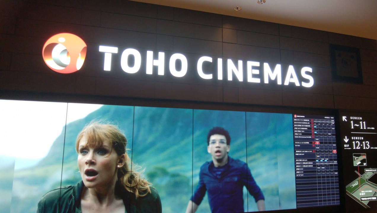 ホールに大きなモニターがあります