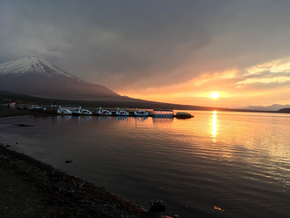キャンプ場からの夕焼けの富士山