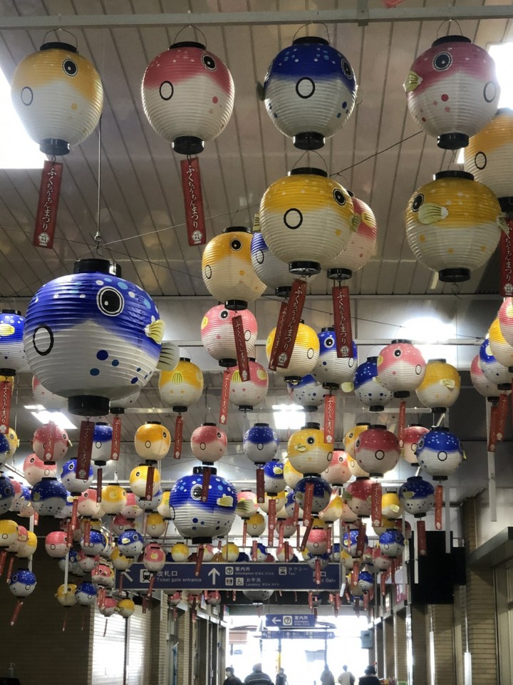 下関駅の改札を出るとふくがお出迎え