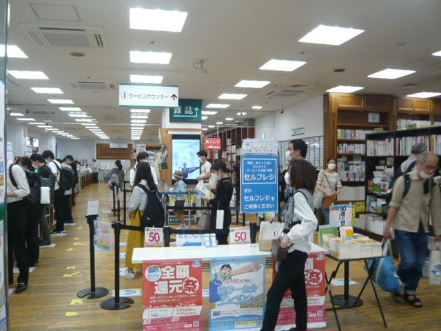 ジュンク堂書店池袋本店の売り場です。大規模書店に成長しました