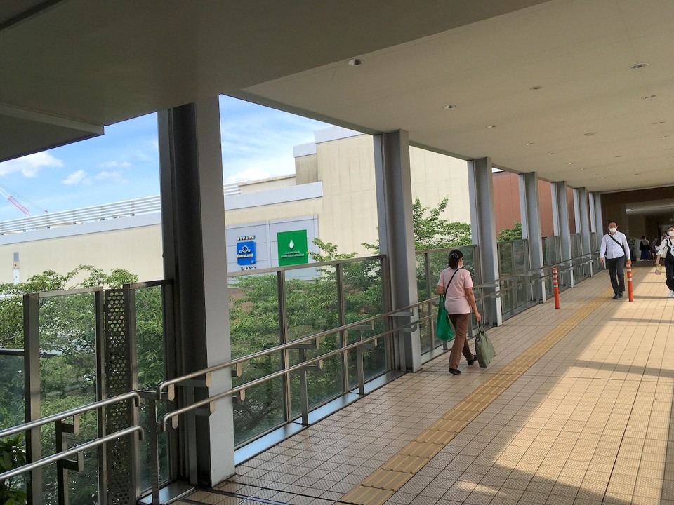 北館から本館に繋がるデッキ
