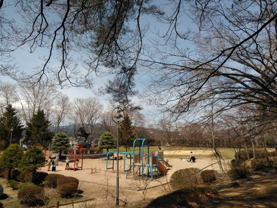 広場、遊具があります。