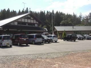 駐車場と建物