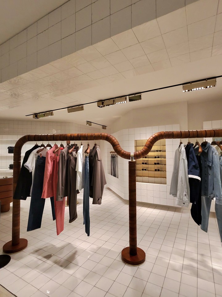 ボッテガ・ヴェネタの店舗、ユニークなデザインの衣類ラック