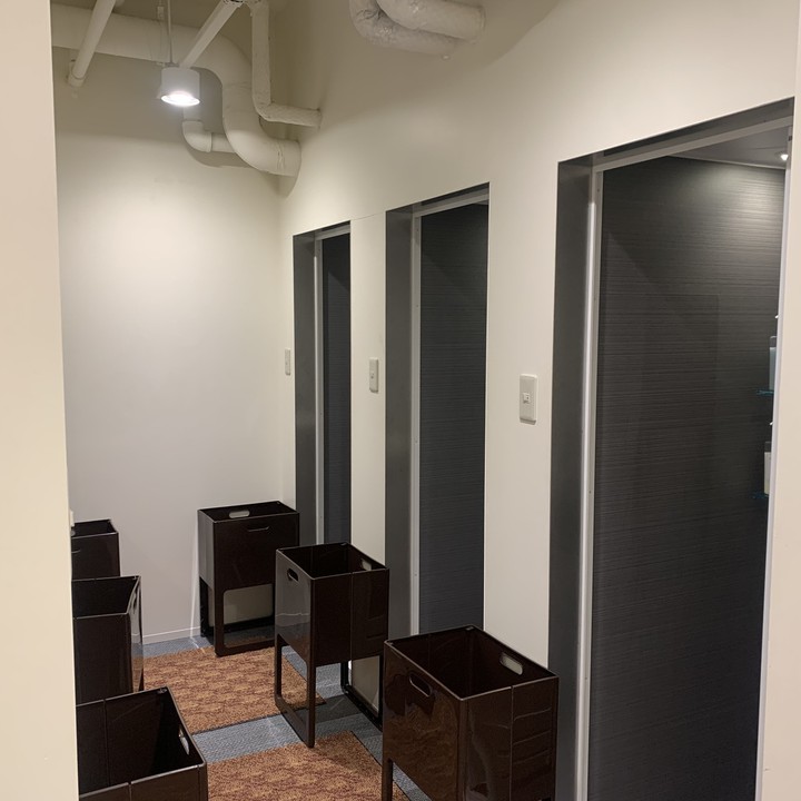 シャワーは６つありました。