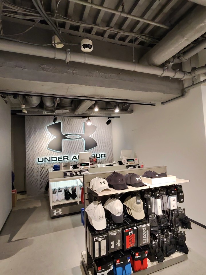 UNDER ARMOUR BRAND HOUSEの店内の様子