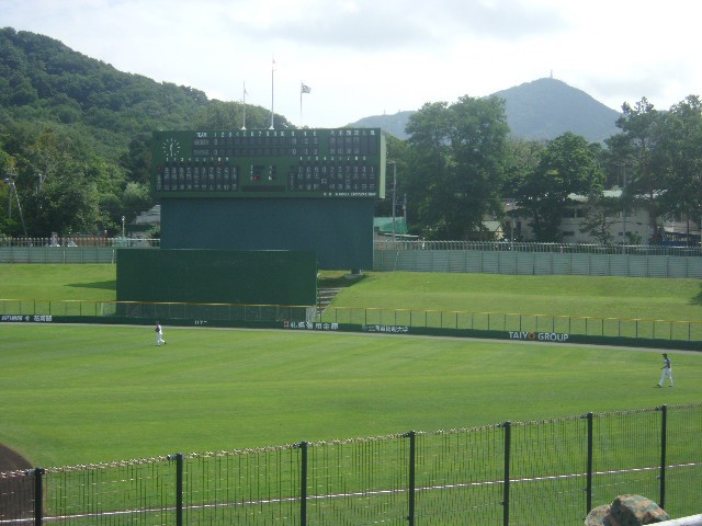 晴れた日の屋外球場での野球観戦はやはり最高。でも暑かった…。