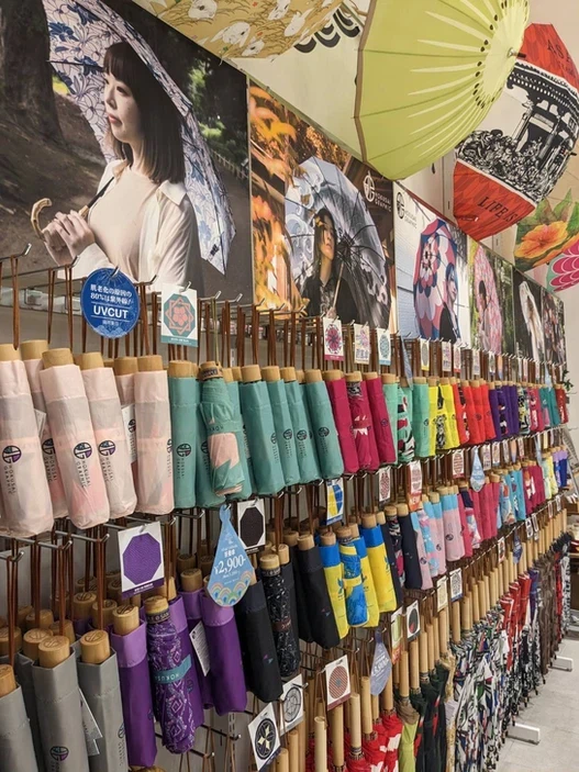 新宿TheIchi新宿マルイアネックスの売場にカラフルな傘が並んでいる