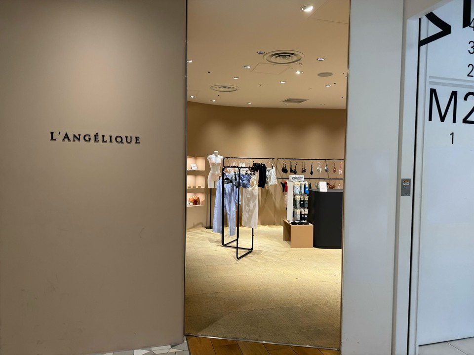 モダンな店内とL'ANGELIQUEのロゴが印象的なアパレルショップ