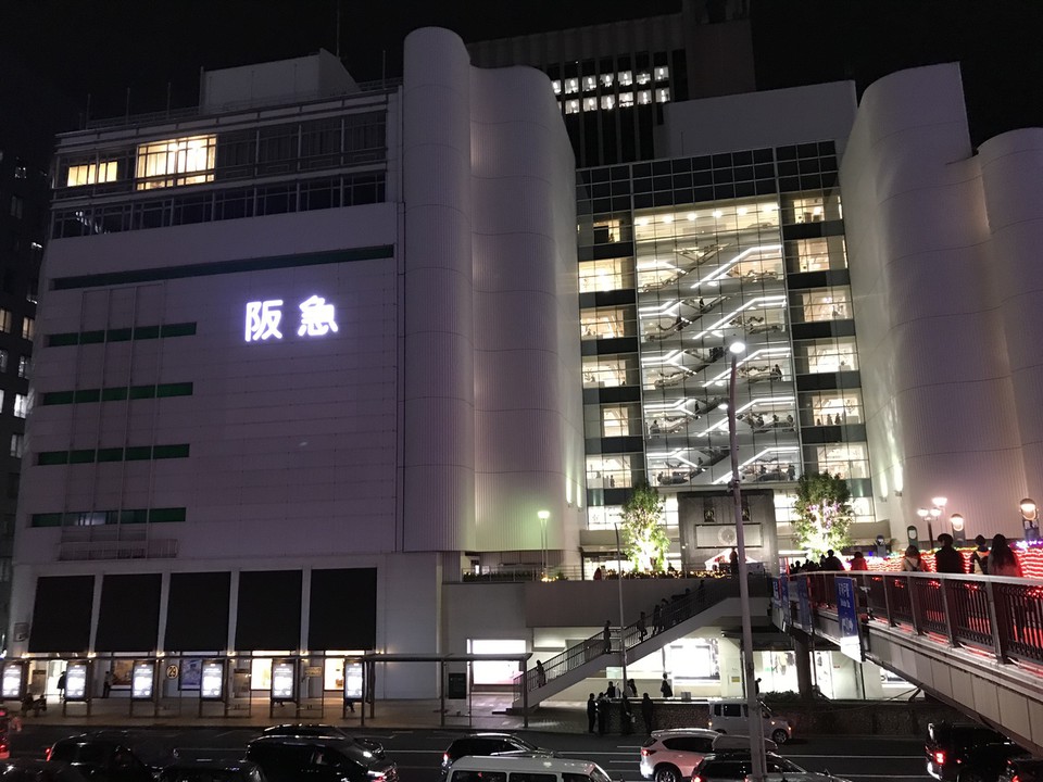 三ノ宮駅へ向かう陸橋から見た阪急デパート