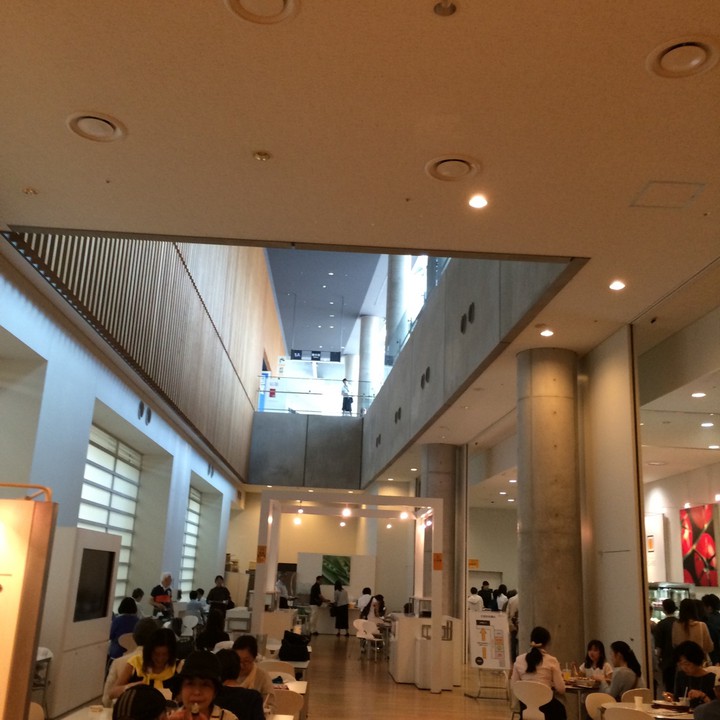 地下一階のエレベーターの脇
