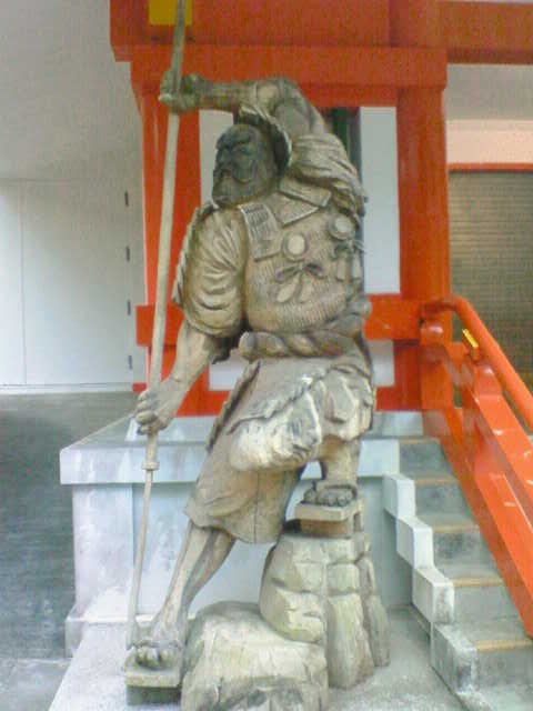 入口には和歌山生まれの弁慶の像があります。