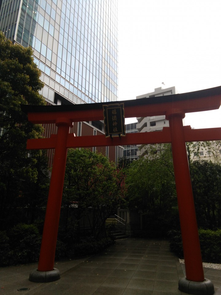 朱色の鳥居が印象的。