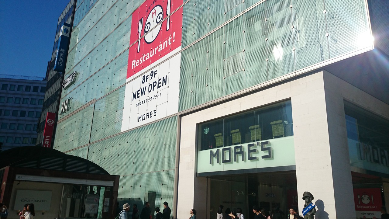 大勢の買い物客で賑わっています