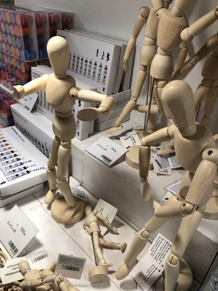 デッサン人形は大小2種類あって、大きい方を買い求めた