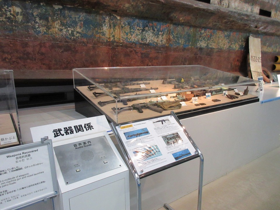 北朝鮮工作船の銃器など遺留物の数々
