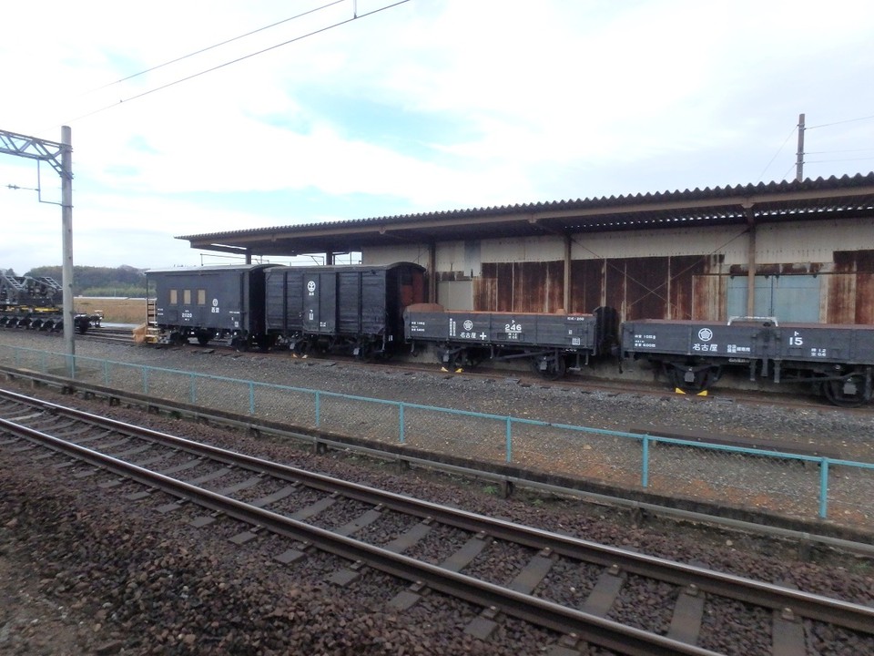 無蓋車、有蓋車、車掌車が並んでいる