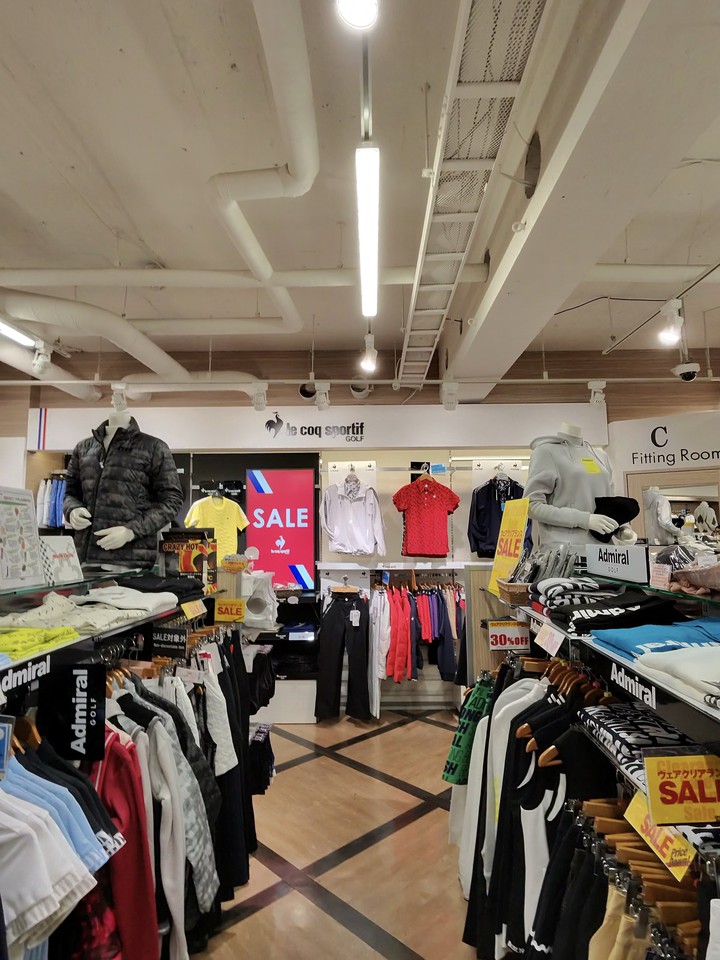 Victoria Golfの店舗の店内のゴルフ商品