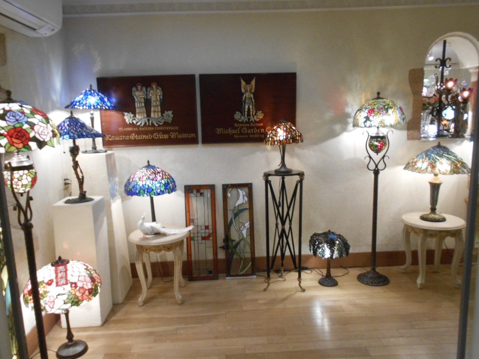 美しいステンドグラスが飾られています。